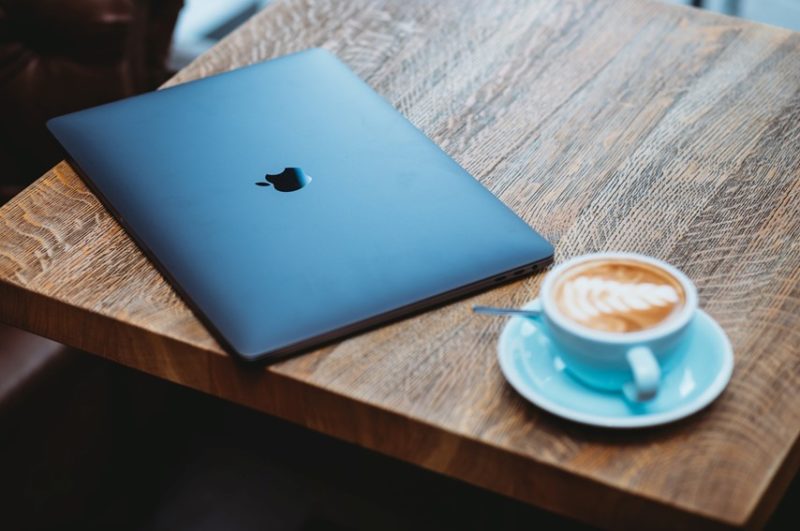 デスクとノートパソコン、コーヒーカップ