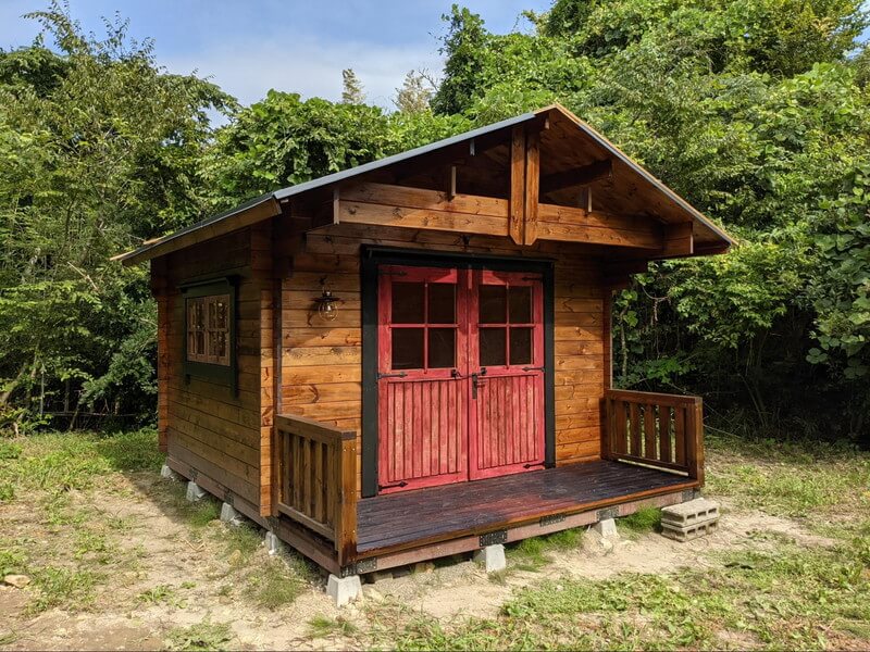 僕が一人で建てたキャンプ小屋の写真